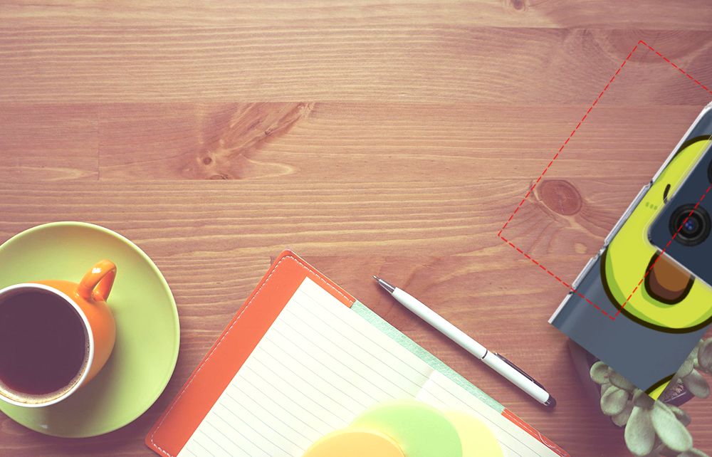 Motorola Edge 40 Neo Telefoonhoesje met Naam Avocado Singing op een bureau met koffie en notitieboekje.