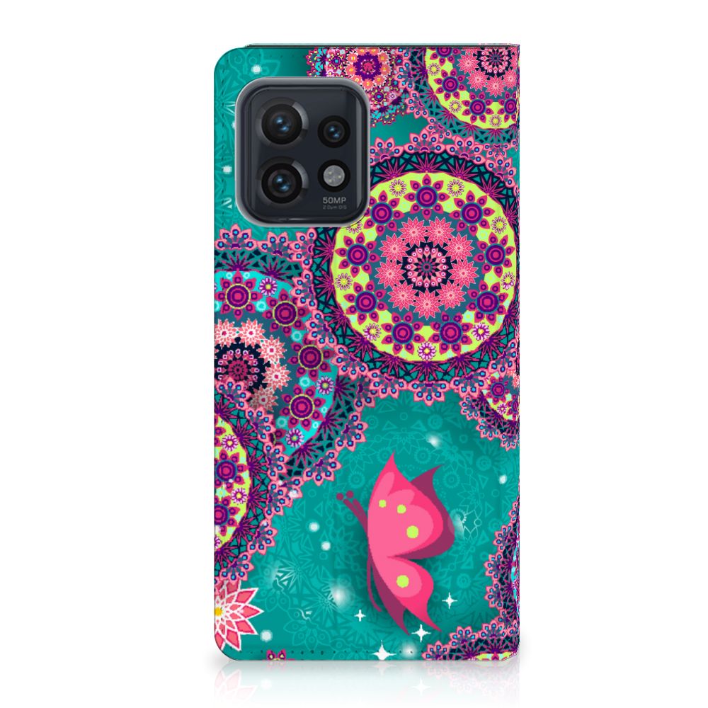 Motorola Edge 40 Pro Bookcase Cirkels en Vlinders met kleurrijke patronen en een prachtige vlinder 🦋.