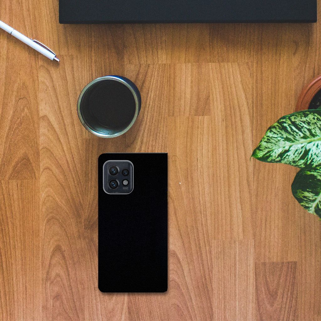 Motorola Edge 40 Pro Hoesje maken Papegaai op een bureau met een kopje koffie en planten, perfect voor bescherming.