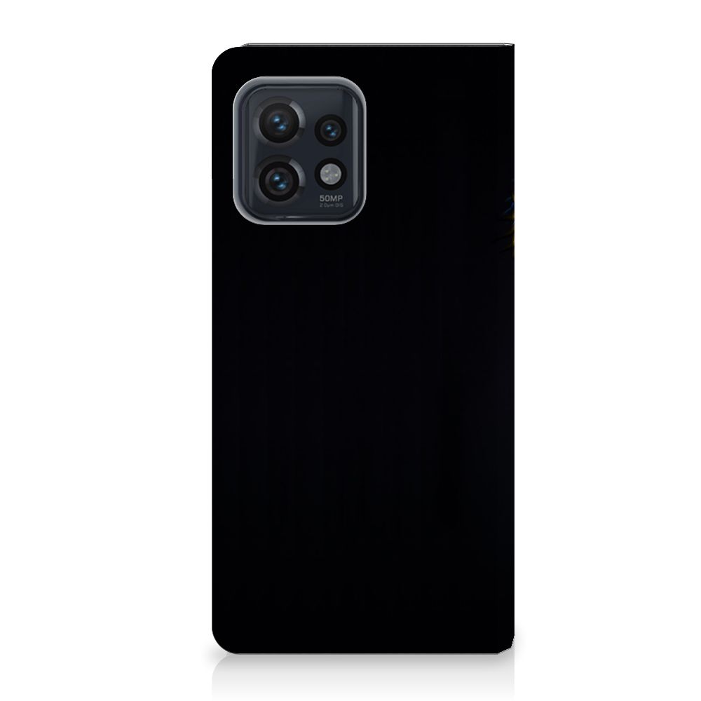 Motorola Edge 40 Pro Hoesje maken Papegaai met zwarte achtergrond voor optimale bescherming en gebruiksgemak.