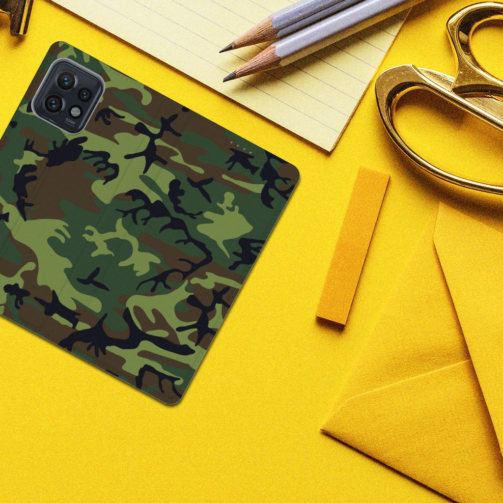 Motorola Edge 40 Pro Hoesje met Magneet Army Dark in camouflage design voor bescherming en uitstraling.