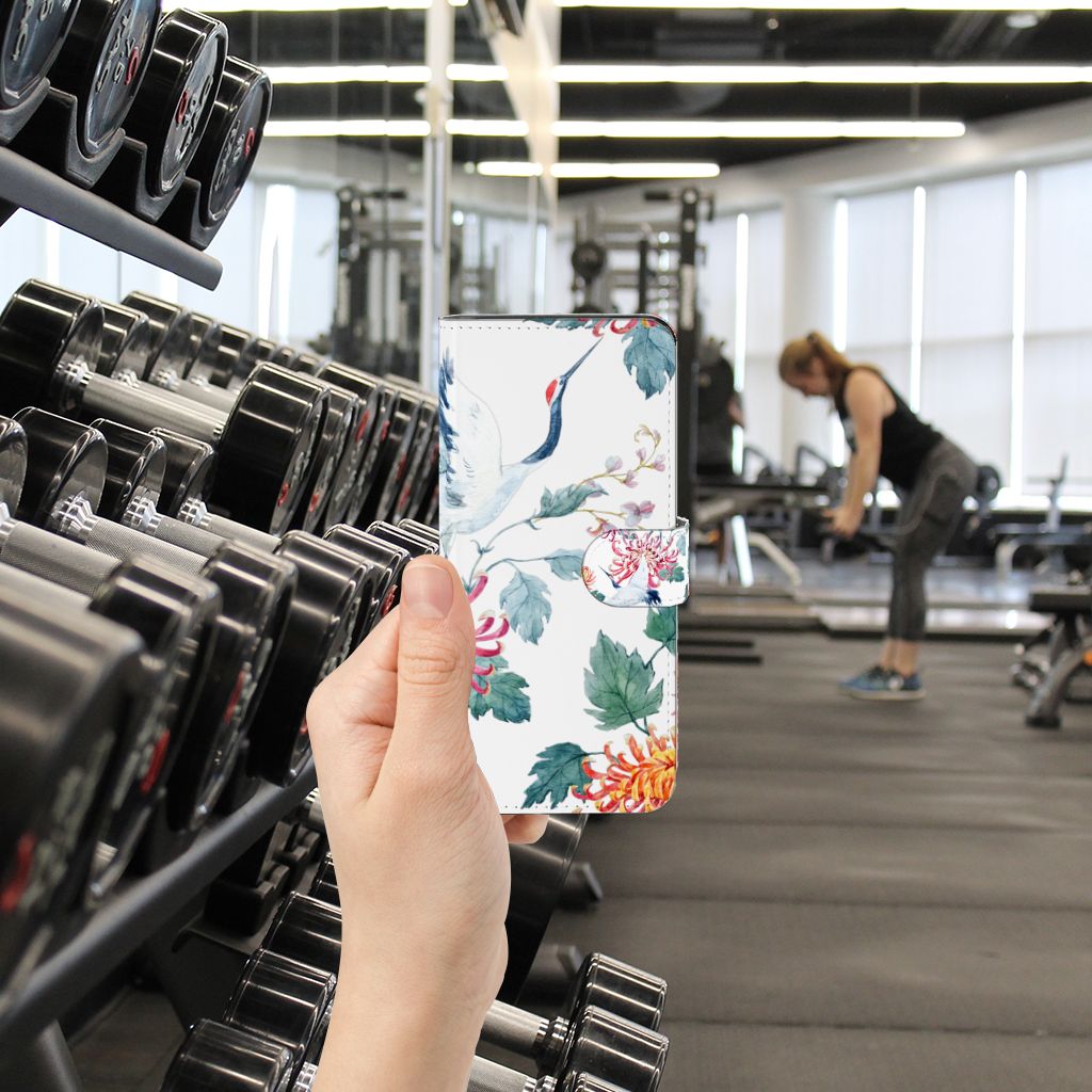 Motorola Edge 40 Pro Telefoonhoesje met Pasjes Bird Flowers design hand in sportzaal