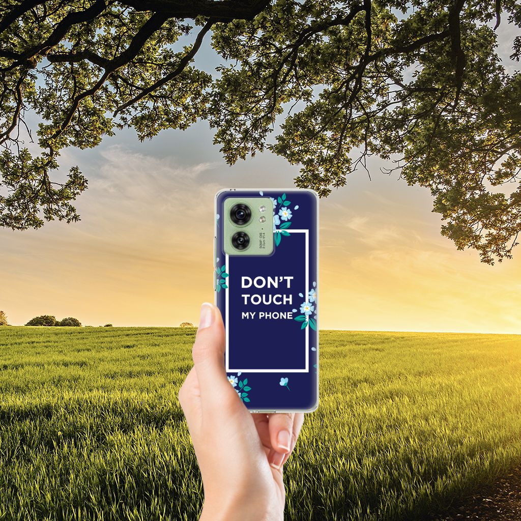 Motorola Edge 40 Silicone-hoesje Flowers Blue DTMP hand boven landschap
