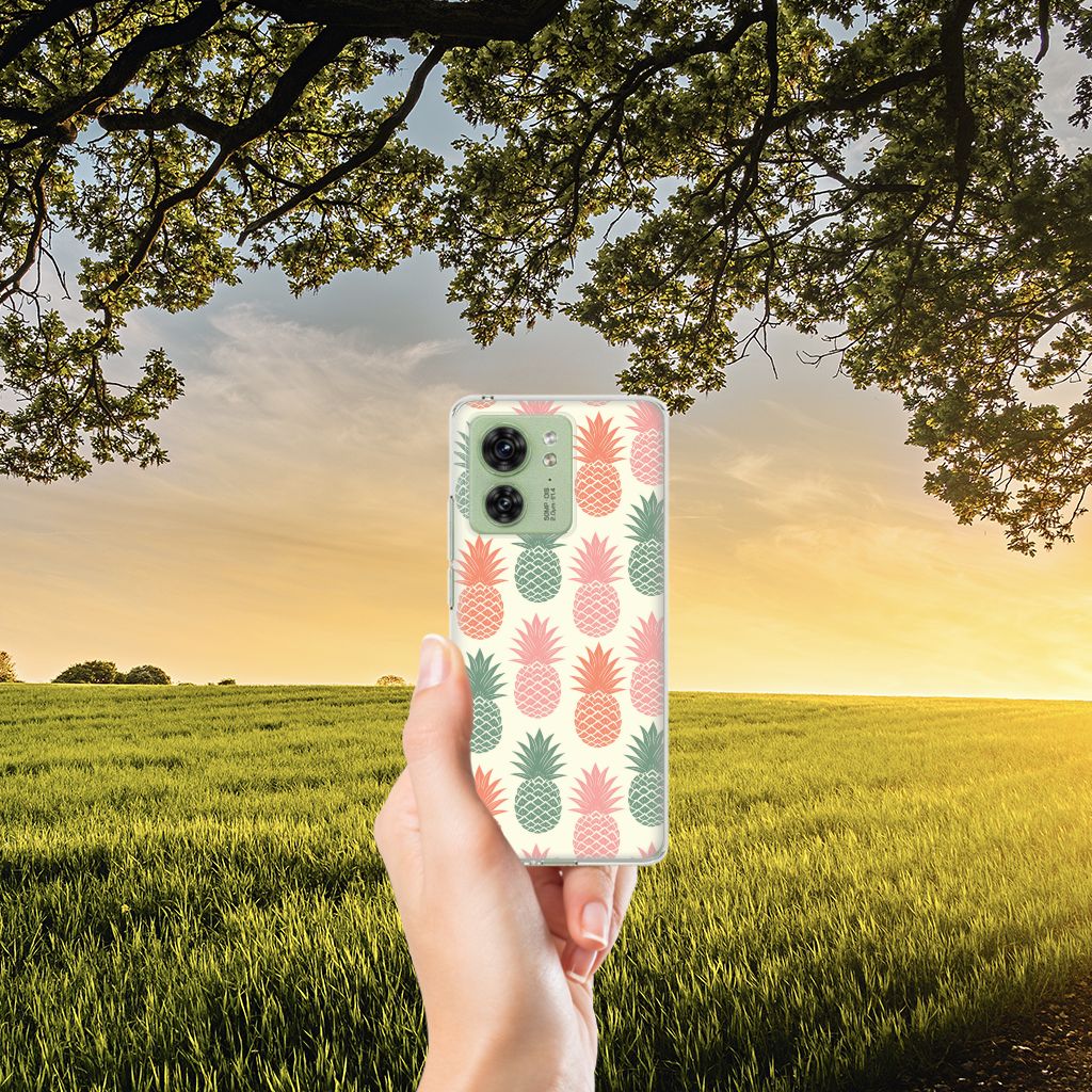 Motorola Edge 40 Siliconen Case Ananas in hand met een kleurrijk design, perfect als cadeau voor bescherming en uitstraling.