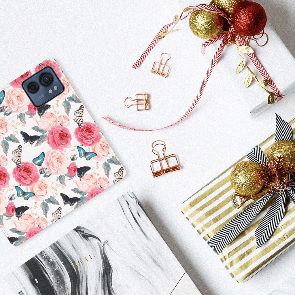 Motorola Edge 40 Smart Cover Butterfly Roses met bloemen en vlinders, perfect cadeau voor stijl en bescherming 🌸🦋.