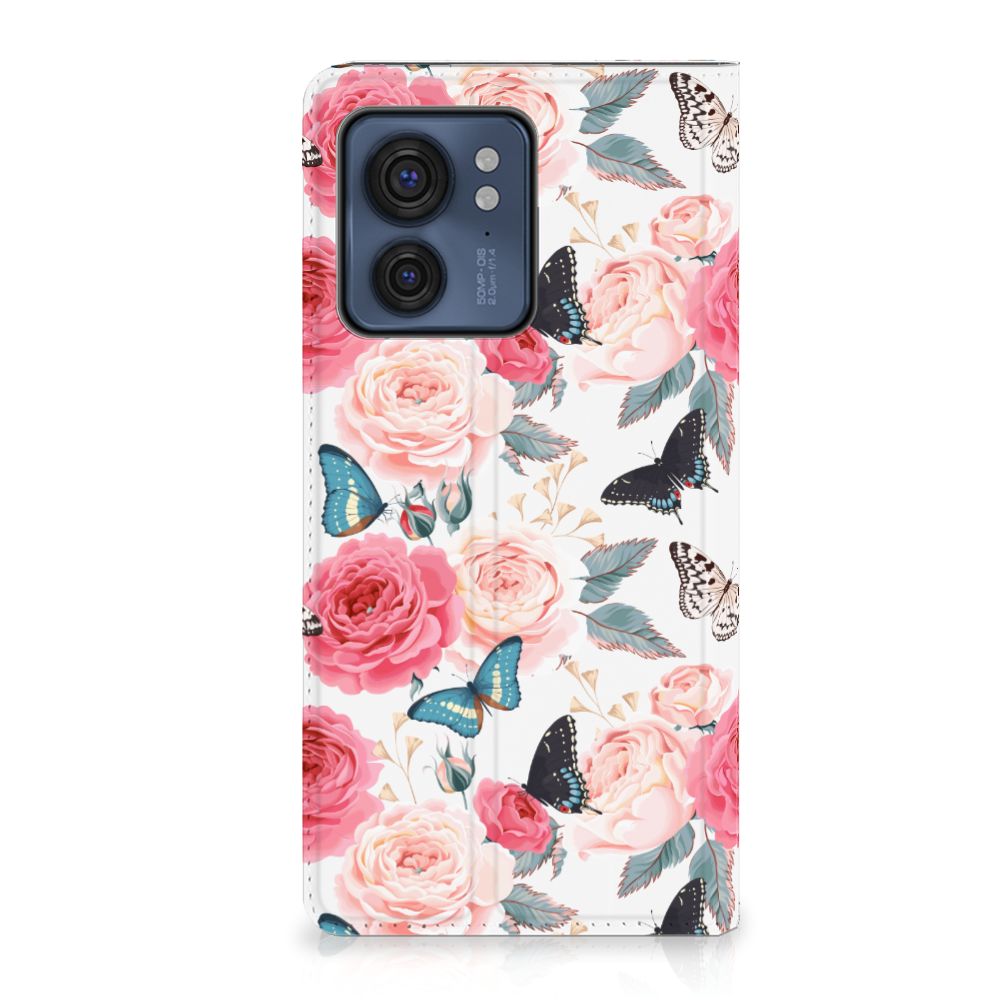 Motorola Edge 40 Smart Cover Butterfly Roses met prachtige bloemen en vlinders 🌹🦋, ideaal als cadeau, biedt gebruiksgemak en bescherming.
