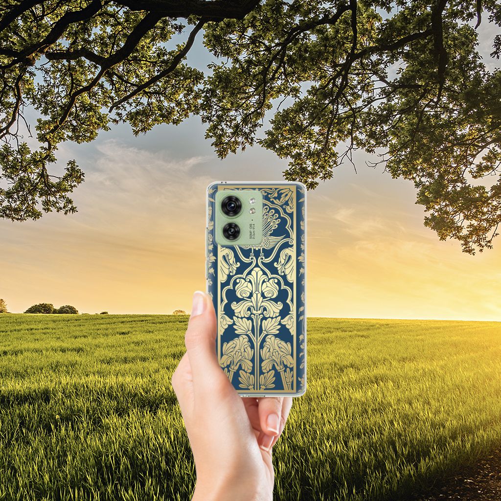 Motorola Edge 40 TPU Case Beige Flowers, elegant design met beige bloemen op donkerblauwe achtergrond 🌼, beschermt je telefoon stijlvol.