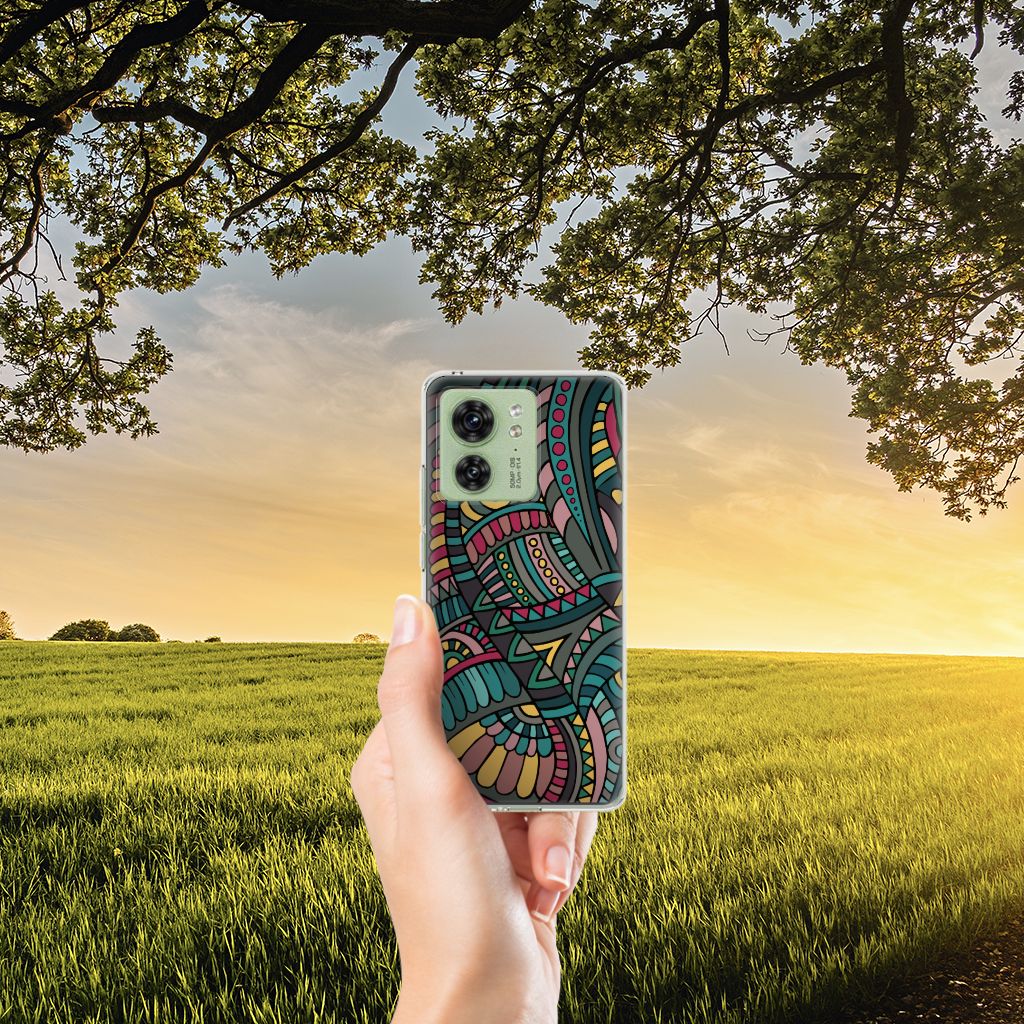 Motorola Edge 40 TPU bumper Aztec met kleurig design in handen, perfect als cadeau voor stijl en bescherming 🌅.