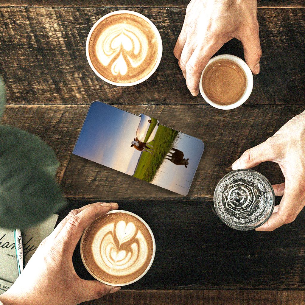 Motorola Edge 40 Telefoonhoesje met Pasjes Koe op een houten tafel met koffiekopjes, perfecte bescherming en uitstraling.