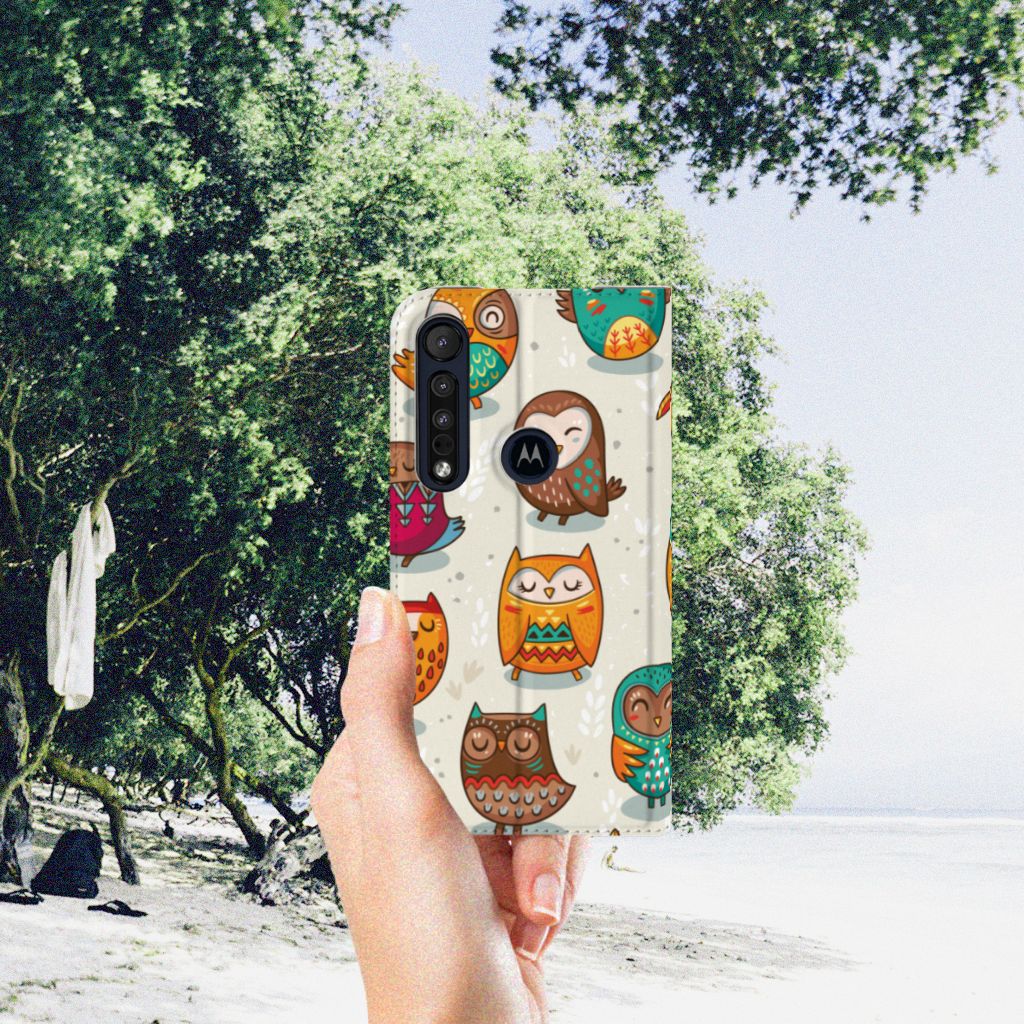 Motorola G8 Plus Hoesje maken Vrolijke Uilen smartphone hoesje kleurrijke uilen design hand