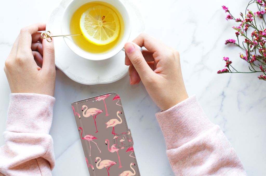 Motorola G8 Power Telefoonhoesje met Pasjes Flamingo flamingo design hand boven tafel