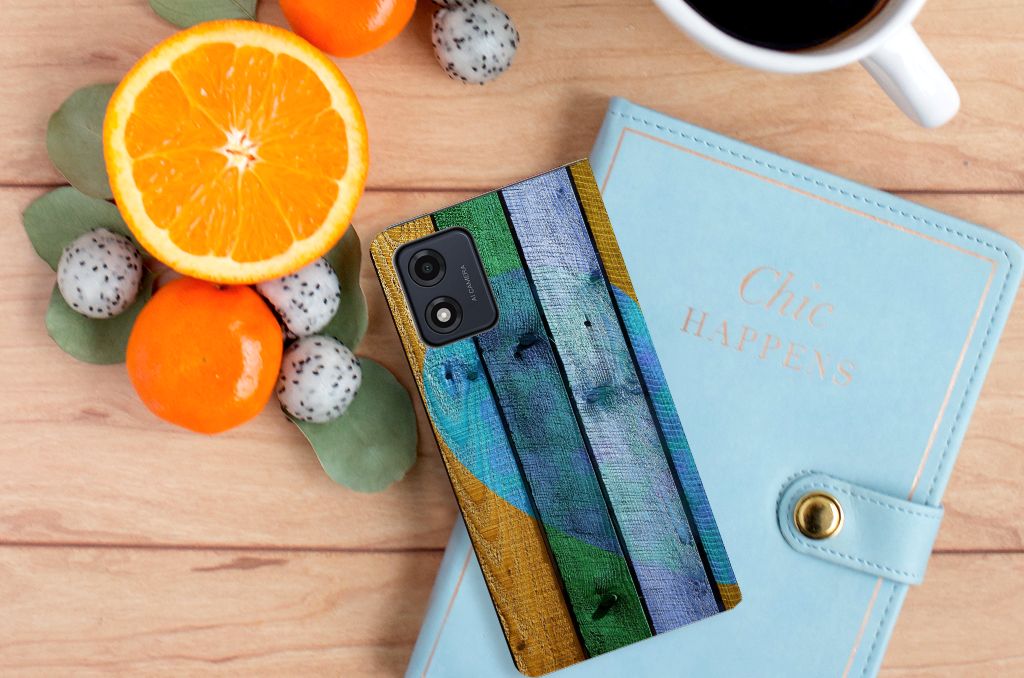 Motorola Moto E13 4G Book Wallet Case Wood Heart - Cadeau voor je Vriend met een kleurrijke print en gebruiksgemak op een tafel.