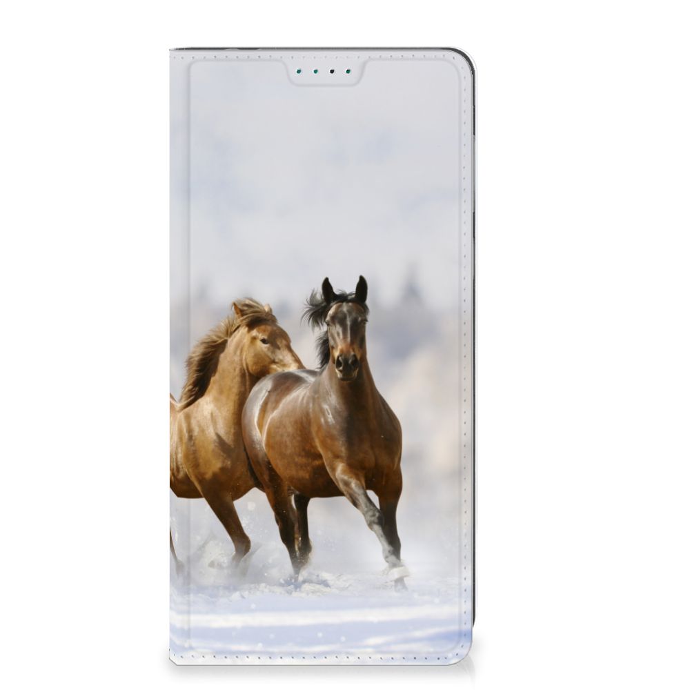 Motorola Moto E13 4G Hoesje maken Paarden met prachtige afbeelding van rennende paarden in sneeuw.