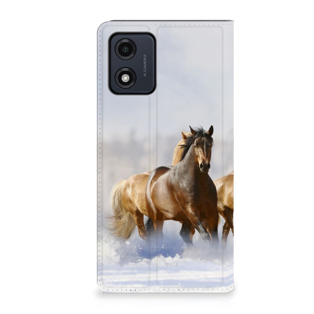 Motorola Moto E13 4G Hoesje maken Paarden met afbeeldingen van rijdende paarden in de sneeuw.