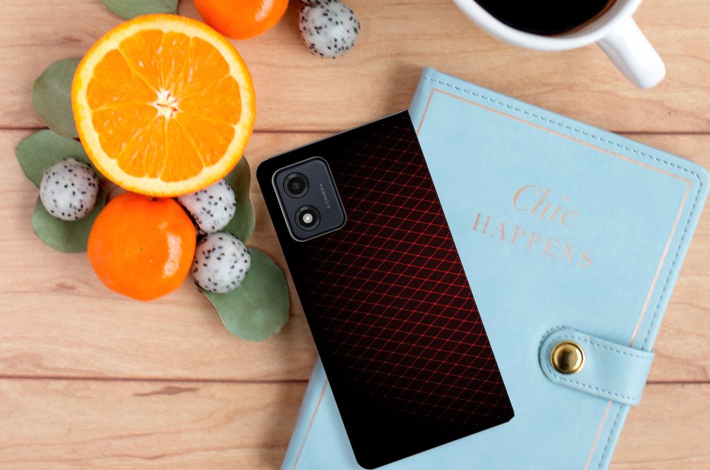 Motorola Moto E13 4G Hoesje met Magneet Geruit Rood aanzicht op tafel met fruit en notitieboek