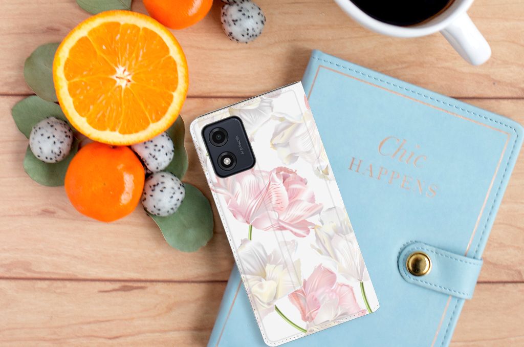 Motorola Moto E13 4G Smart Cover Lovely Flowers met bloemenprint op houten tafel met fruit en notitieboek.