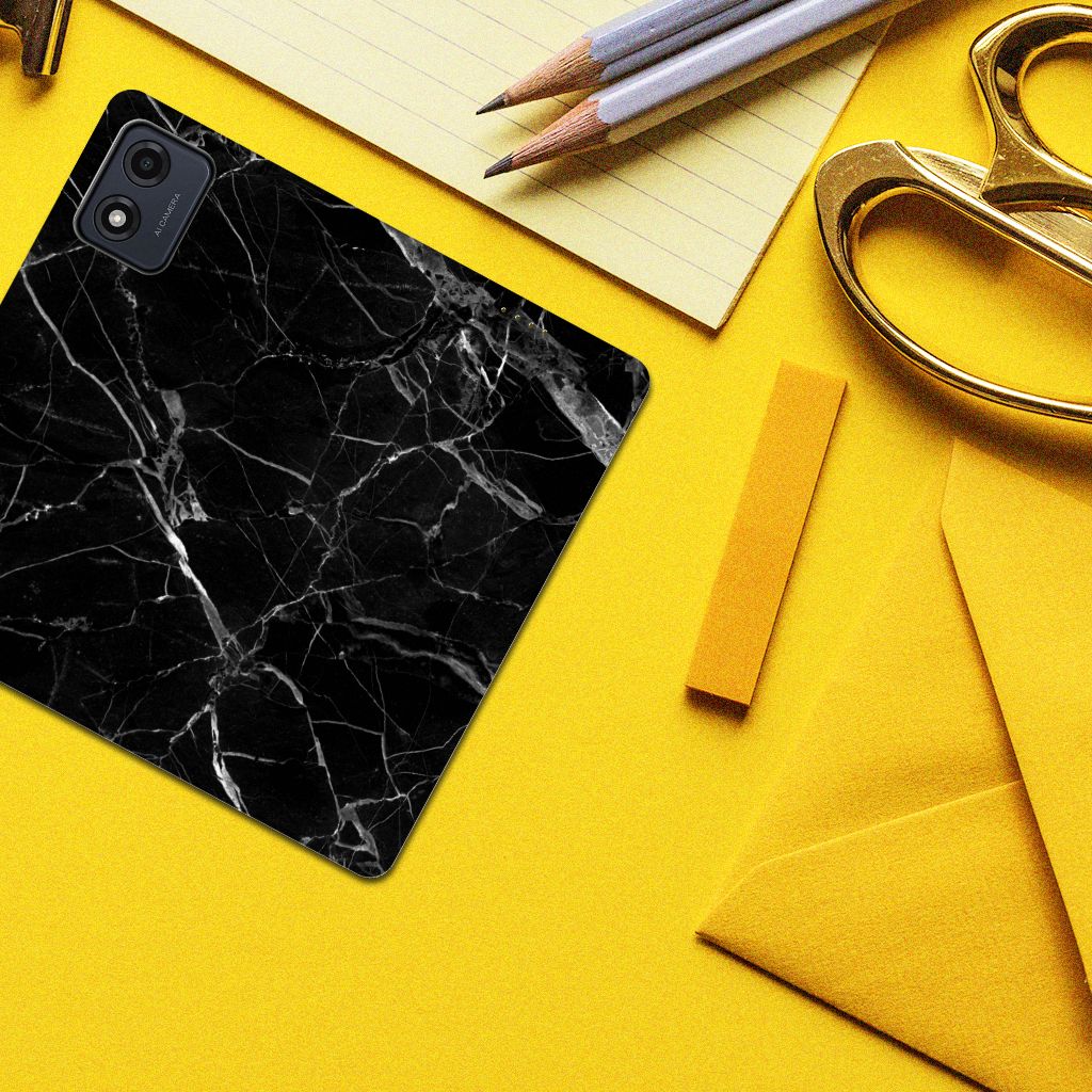 Motorola Moto E13 4G Standcase Marmer Zwart - Origineel Cadeau Vader met zwart marmer design op een bureau.