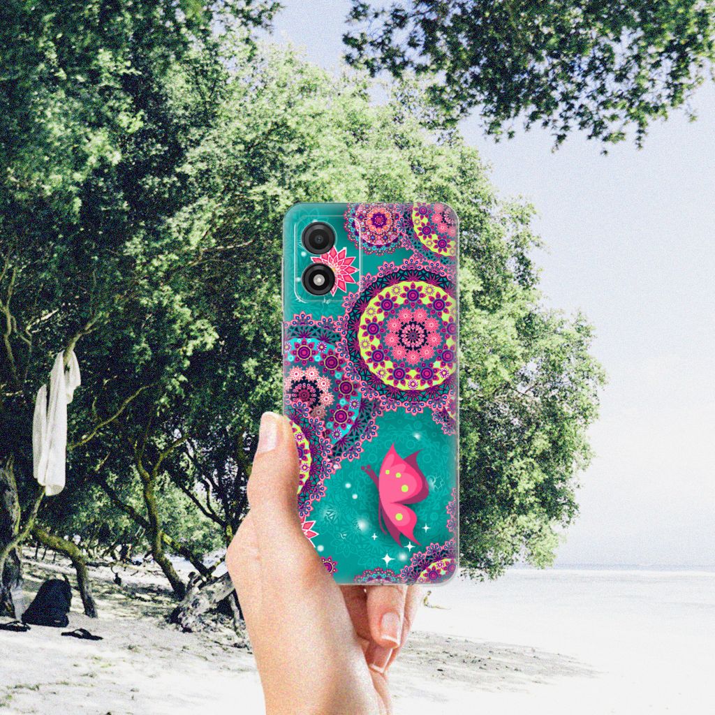 Motorola Moto E13 Hoesje maken Cirkels en Vlinders met kleurrijke designs en bescherming op een zonnige strandlocatie.