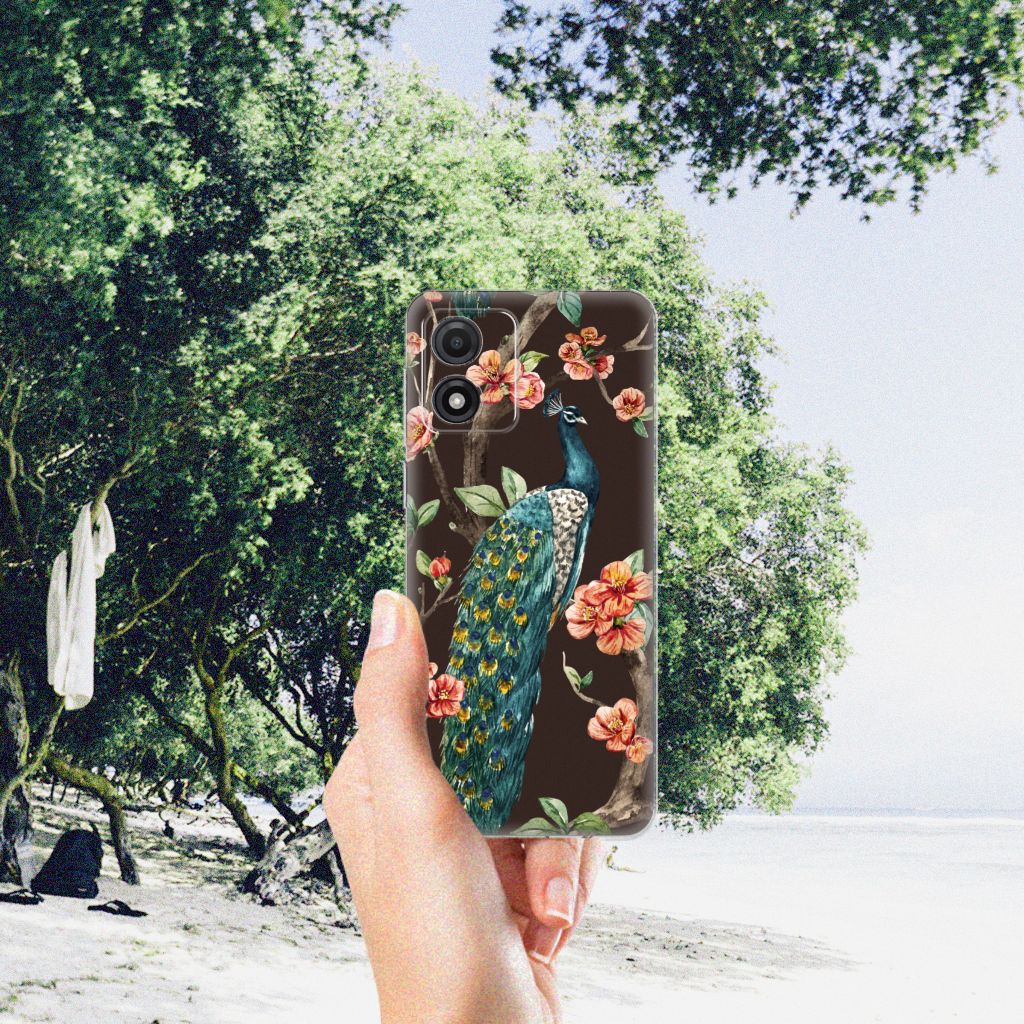 Motorola Moto E13 TPU Hoesje Pauw met Bloemen achterkant op hand met bloemen en pauw
