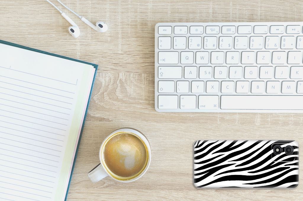 Motorola Moto E13 TPU Hoesje Zebra op bureau met koffie en notitieblok voor gebruiksgemak en stijl.