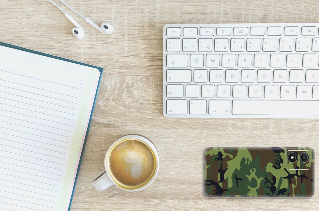 Motorola Moto E13 TPU bumper Army Dark op een bureau met koffie en notitieboek, perfect cadeau voor gebruiksgemak en bescherming.