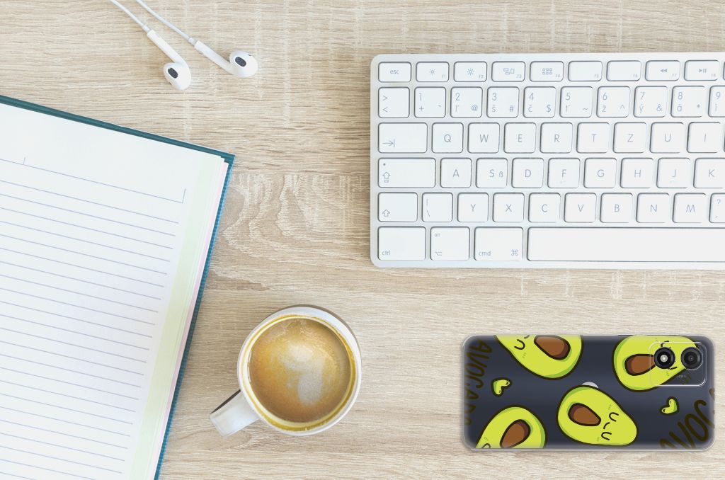 Motorola Moto E13 Telefoonhoesje met Naam Avocado Singing op een bureau met koffie en notitieboek