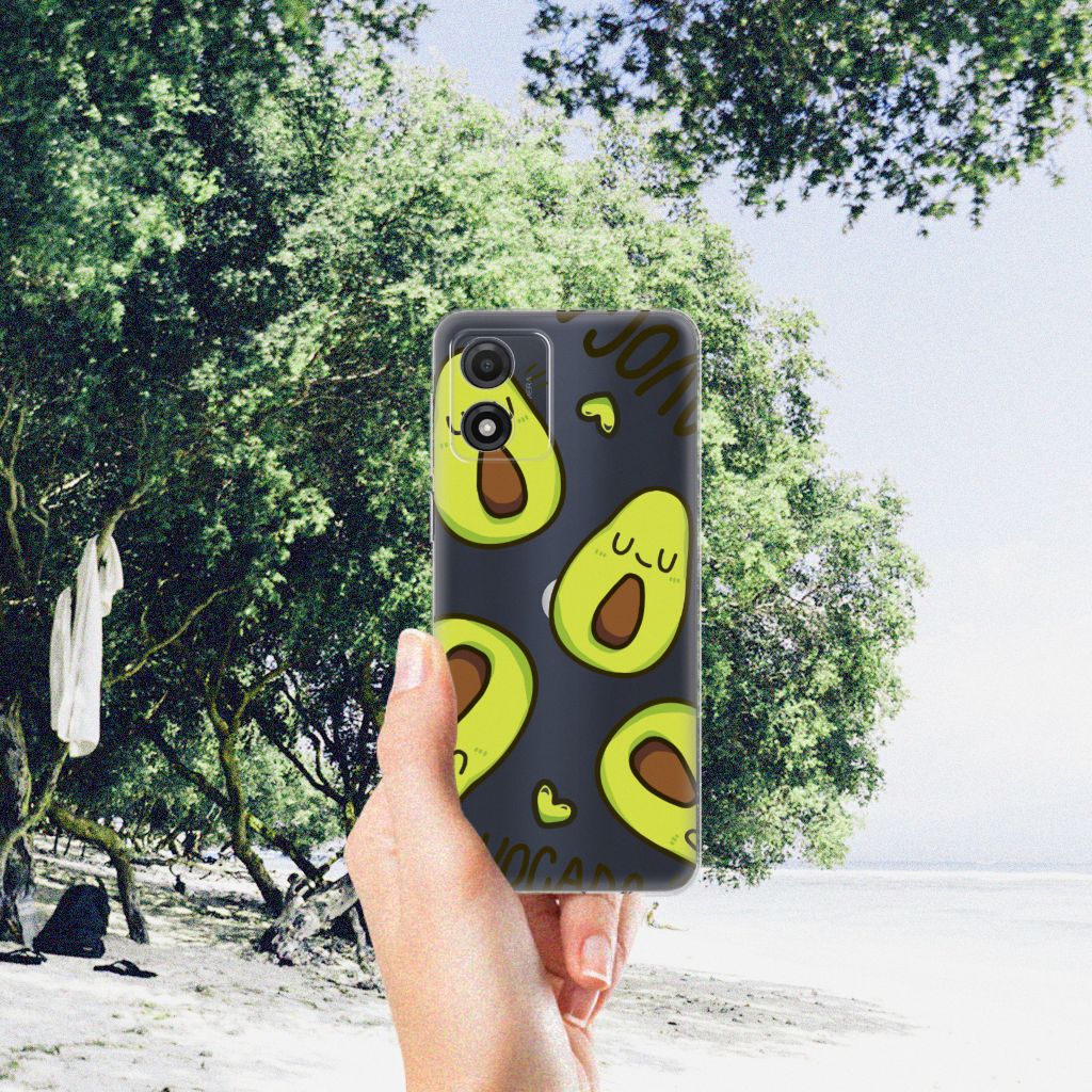 Motorola Moto E13 Telefoonhoesje met Naam Avocado Singing, vrolijk ontwerp met schattige vrolijke avocado's 🥑 op strand.