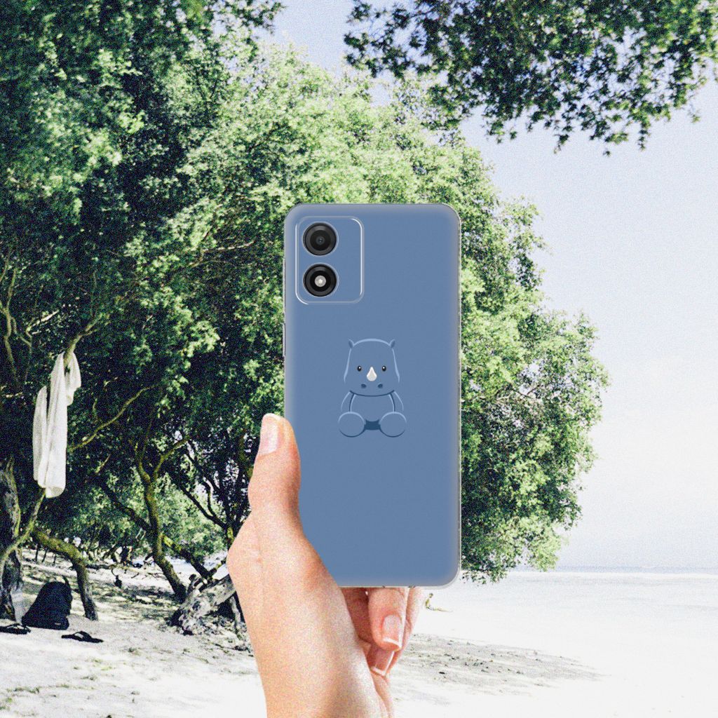 Motorola Moto E13 Telefoonhoesje met Naam Baby Rhino met schattig ontwerp op een strand achtergrond.