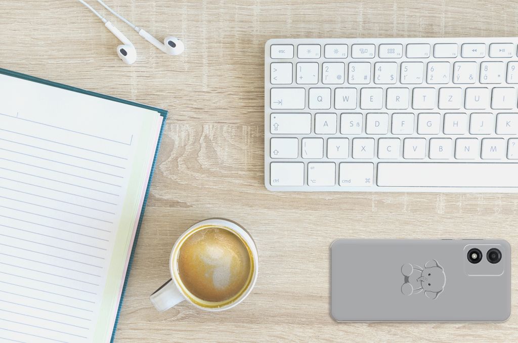 Motorola Moto E13 Telefoonhoesje met Naam Grijs Baby Olifant bovenaanzicht bureau toetsenbord notitieboek koffie