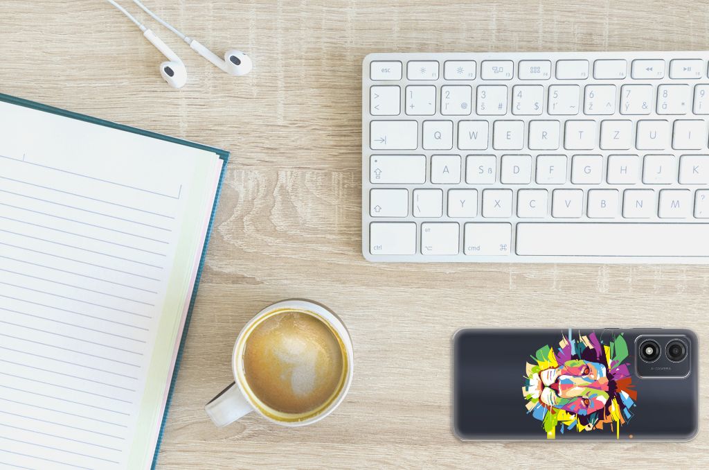 Motorola Moto E13 Telefoonhoesje met Naam Lion Color op bureau met koffie en toetsenbord