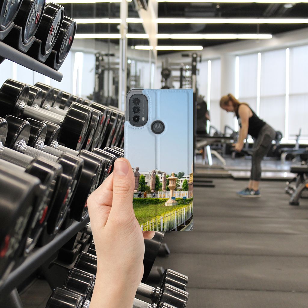 Motorola Moto E20 Book Cover Boeddha hand zicht sportzaal dumbbells