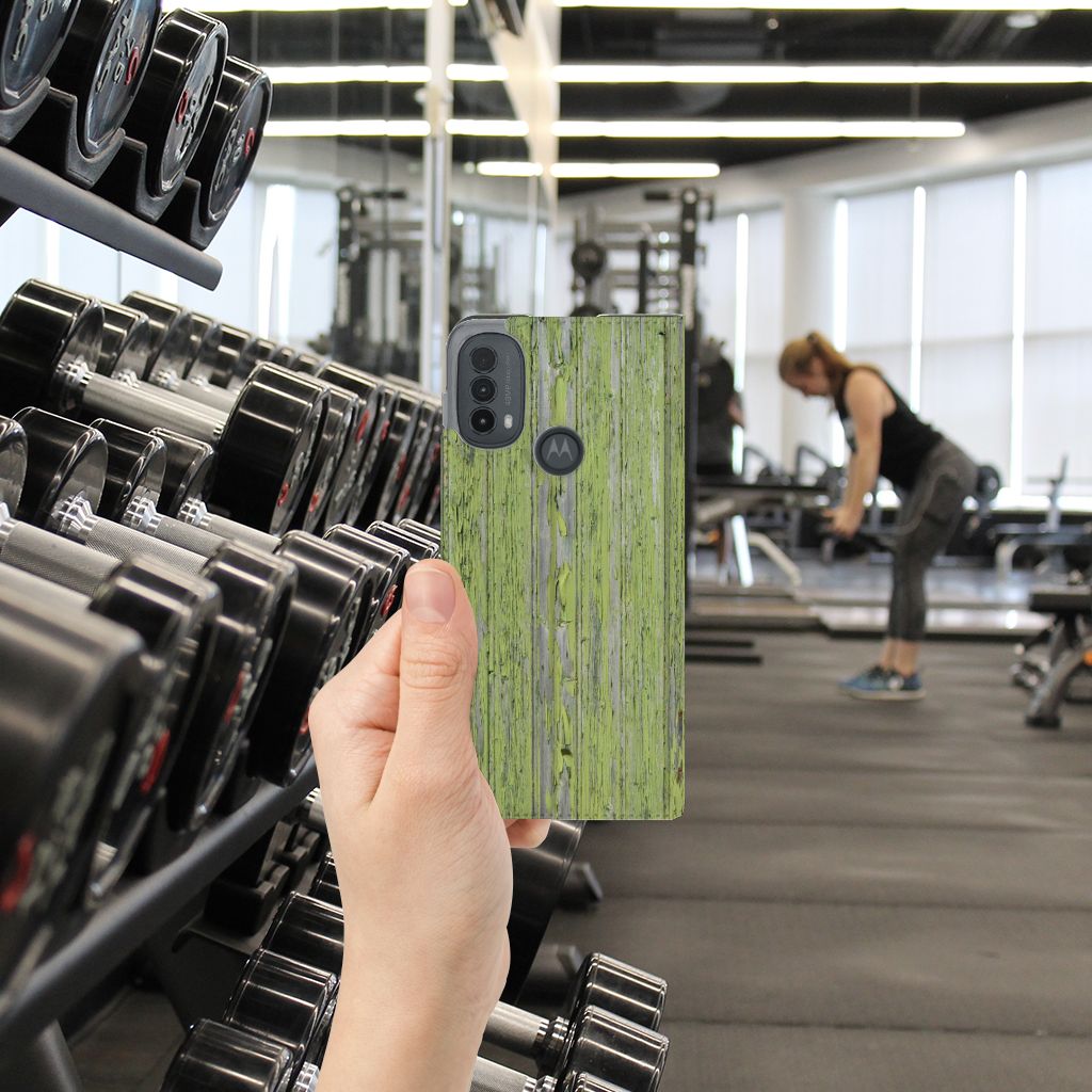 Motorola Moto E20 Book Wallet Case Green Wood hand fitnessruimte gym met gewichten