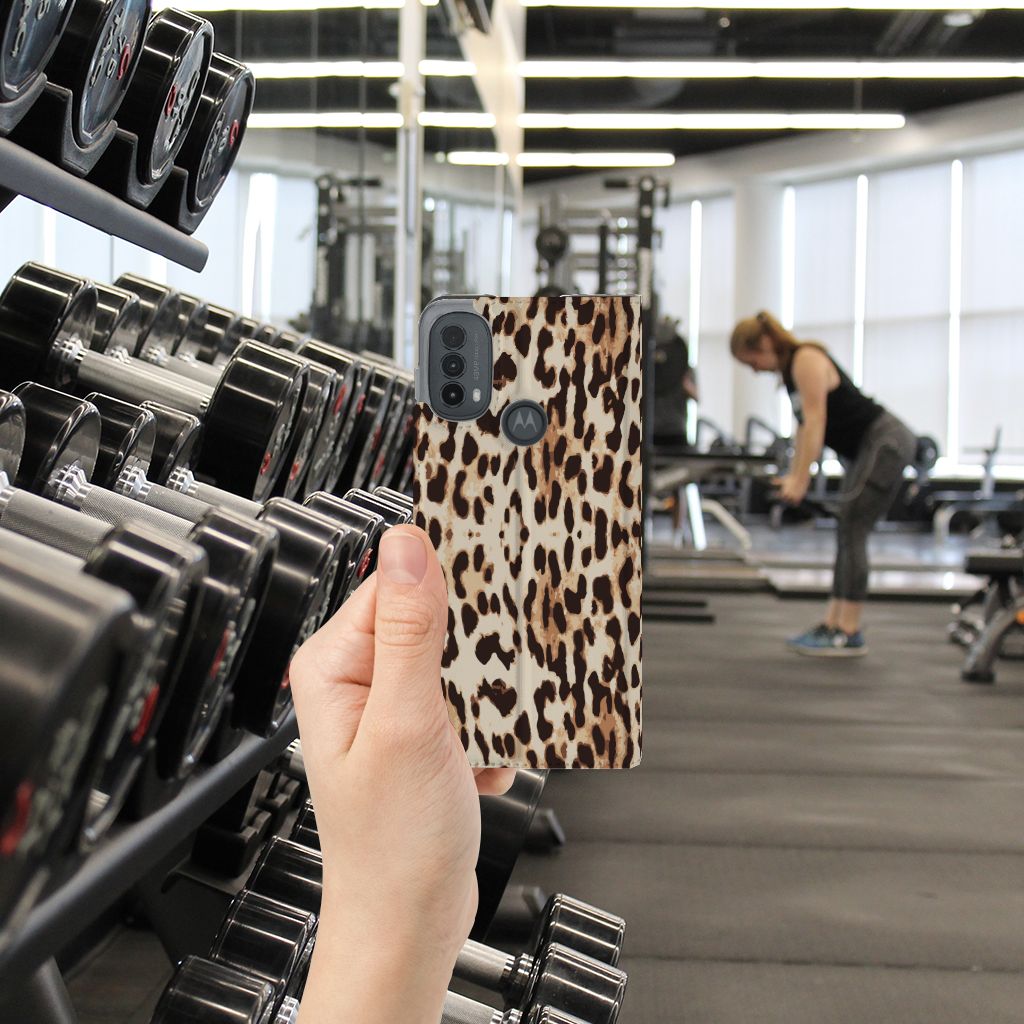 Motorola Moto E20 Hoesje maken Leopard hoesje luipaardprint hand voorzijde