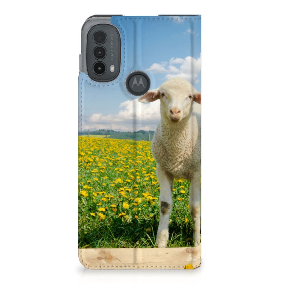 Motorola Moto E20 Hoesje maken Schaap en Lammetje zelfontworpen schaap bloemen landschap