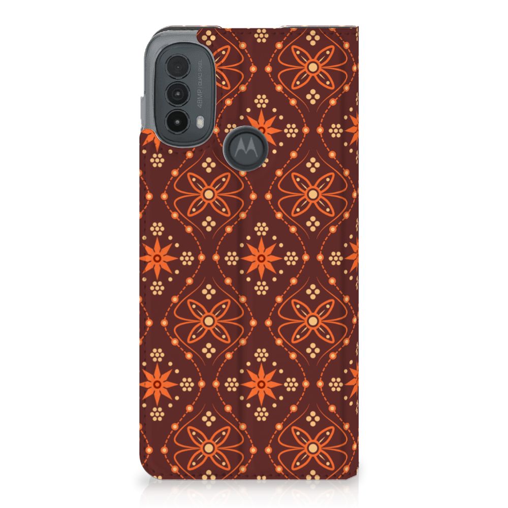 Motorola Moto E20 Hoesje met Magneet Batik Brown achterkant design bruin oranje patroon