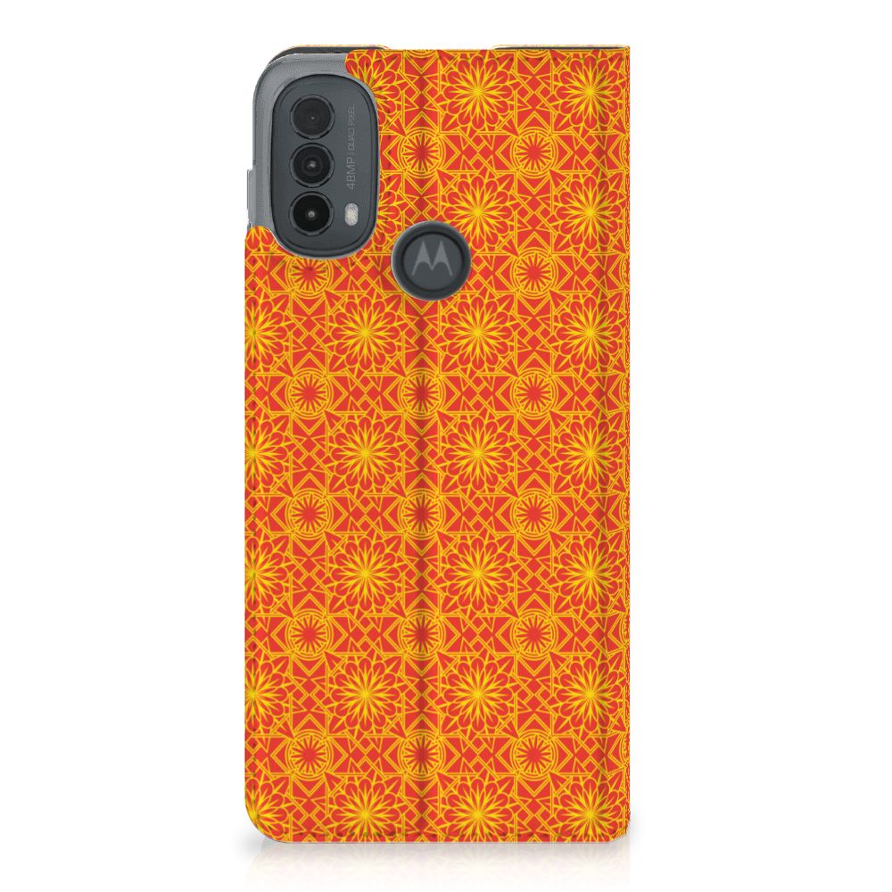 Motorola Moto E20 Hoesje met Magneet Batik Oranje telefoonhoesje batik print achterkant