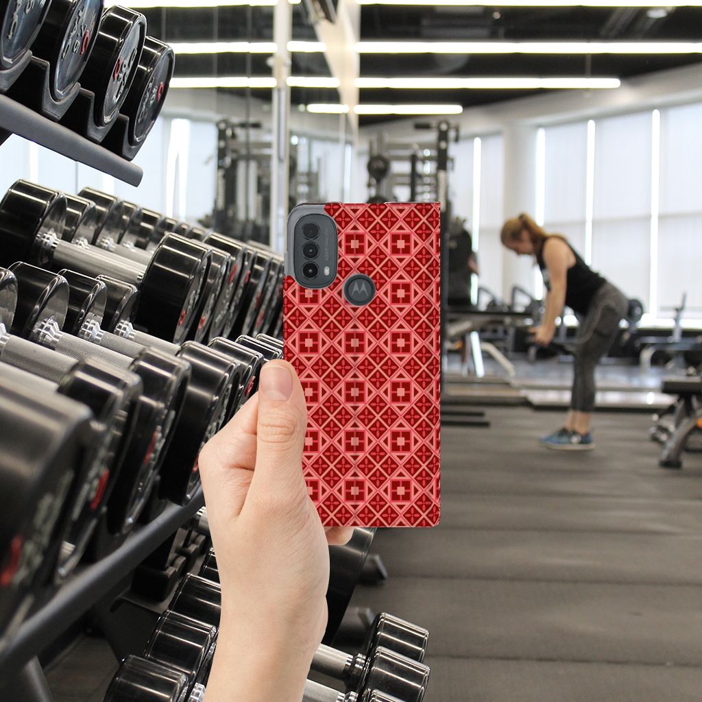 Motorola Moto E20 Hoesje met Magneet Batik Rood hand gym interieur