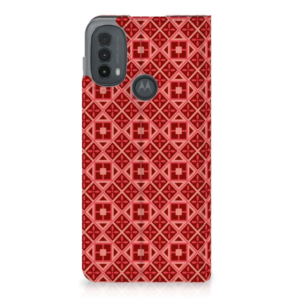 Motorola Moto E20 Hoesje met Magneet Batik Rood achterkant patroon