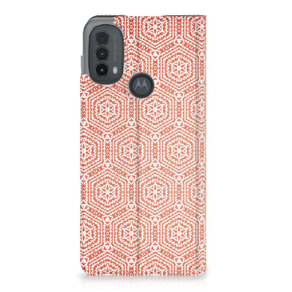 Motorola Moto E20 Hoesje met Magneet Pattern Orange design oranje wit patroon aanzicht