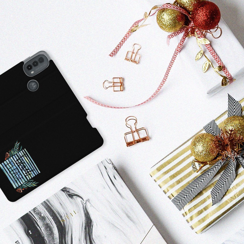 Motorola Moto E20 Magnet Case Boho Beach bovenaanzicht met kerstdecoraties en cadeaus