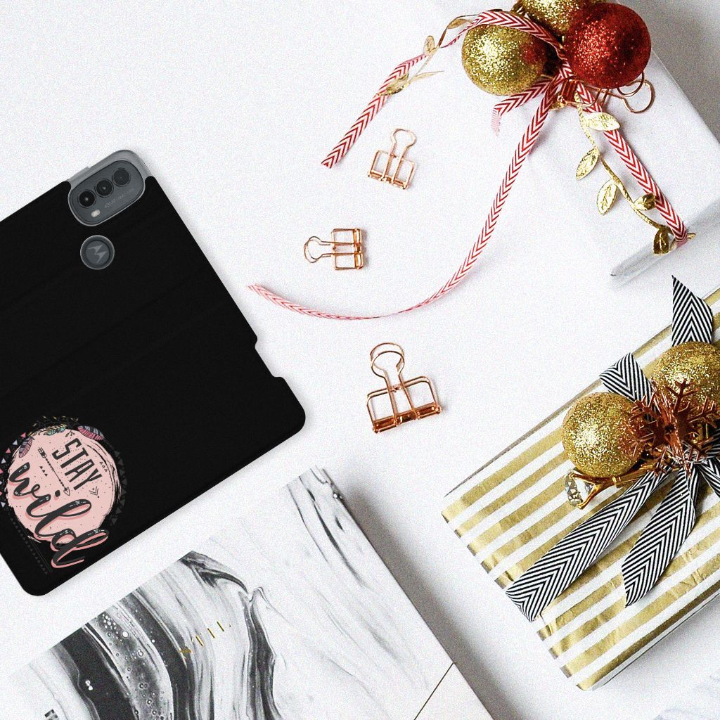 Motorola Moto E20 Magnet Case Boho Stay Wild zwart bovenaanzicht