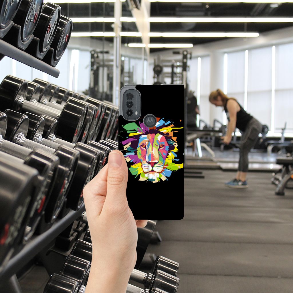 Motorola Moto E20 Magnet Case Lion Color achterkant in sportschool