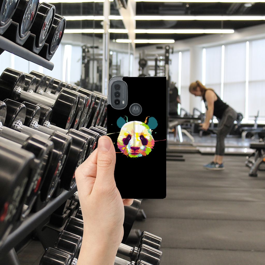 Motorola Moto E20 Magnet Case Panda Color voorkant in sportschool met gewichten