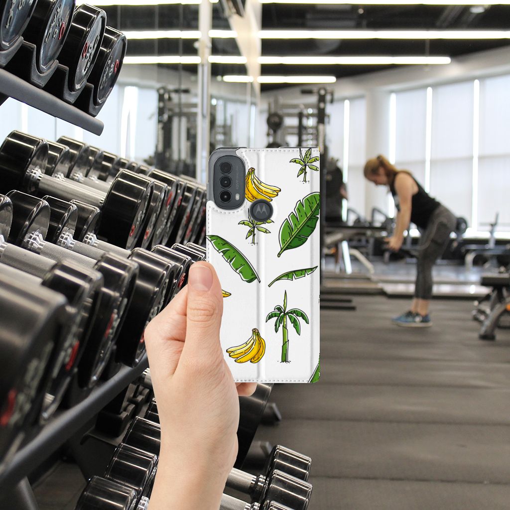 Motorola Moto E20 Smart Cover Banana Tree design achterzijde smartphone in hand fitnessruimte