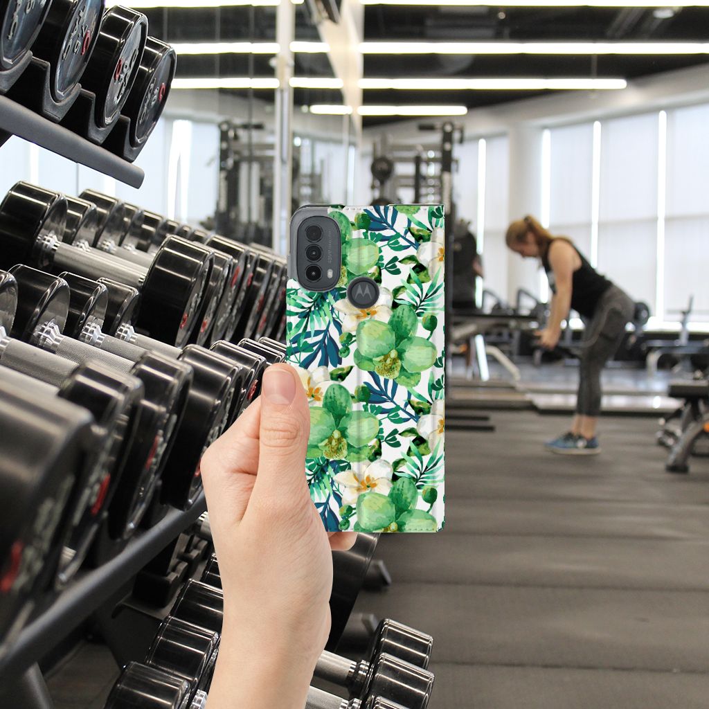 Motorola Moto E20 Smart Cover Orchidee Groen achterzijde hand in fitnessruimte