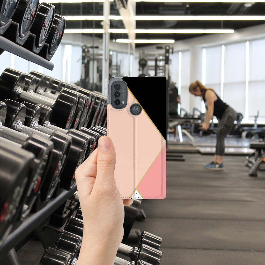 Motorola Moto E20 Stand Case Zwart Roze Vormen hand met case zwart roze gym interieur