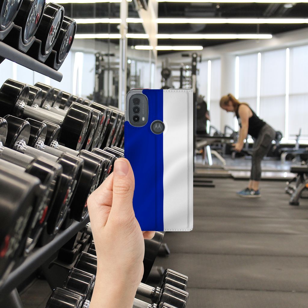 Motorola Moto E20 Standcase Frankrijk hand zicht op achterkant in sportschool met gewichten