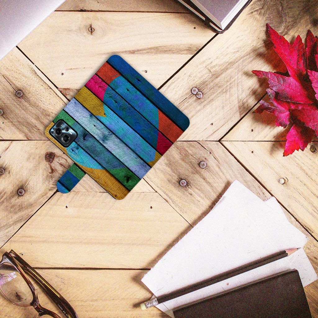 Motorola Moto G13 | G23 Book Style Case Wood Heart - Cadeau voor je Vriend met kleurrijk houten design en hartje 💖.