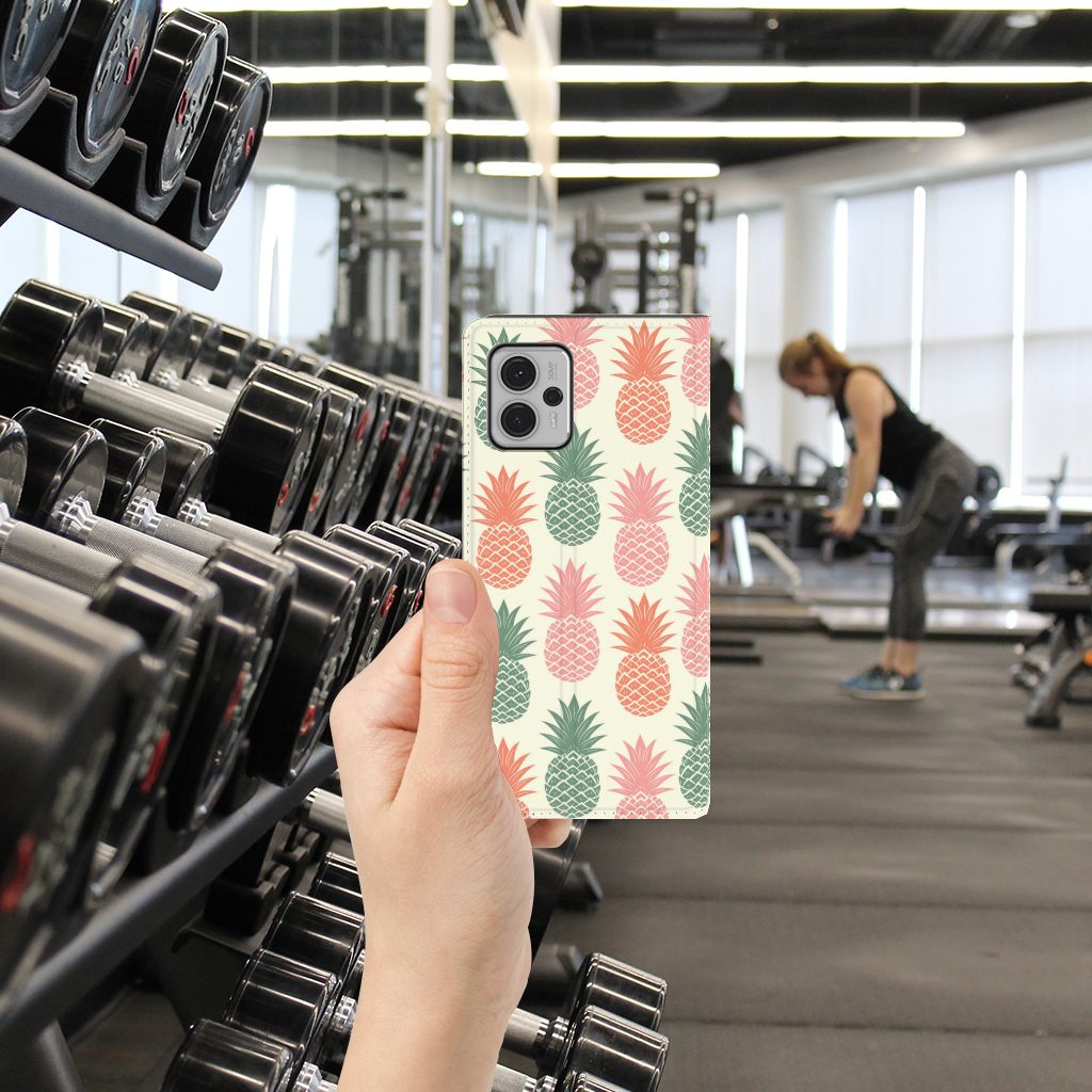 Motorola Moto G13 | G23 Flip Style Cover Ananas ananas design hand smartphone gym