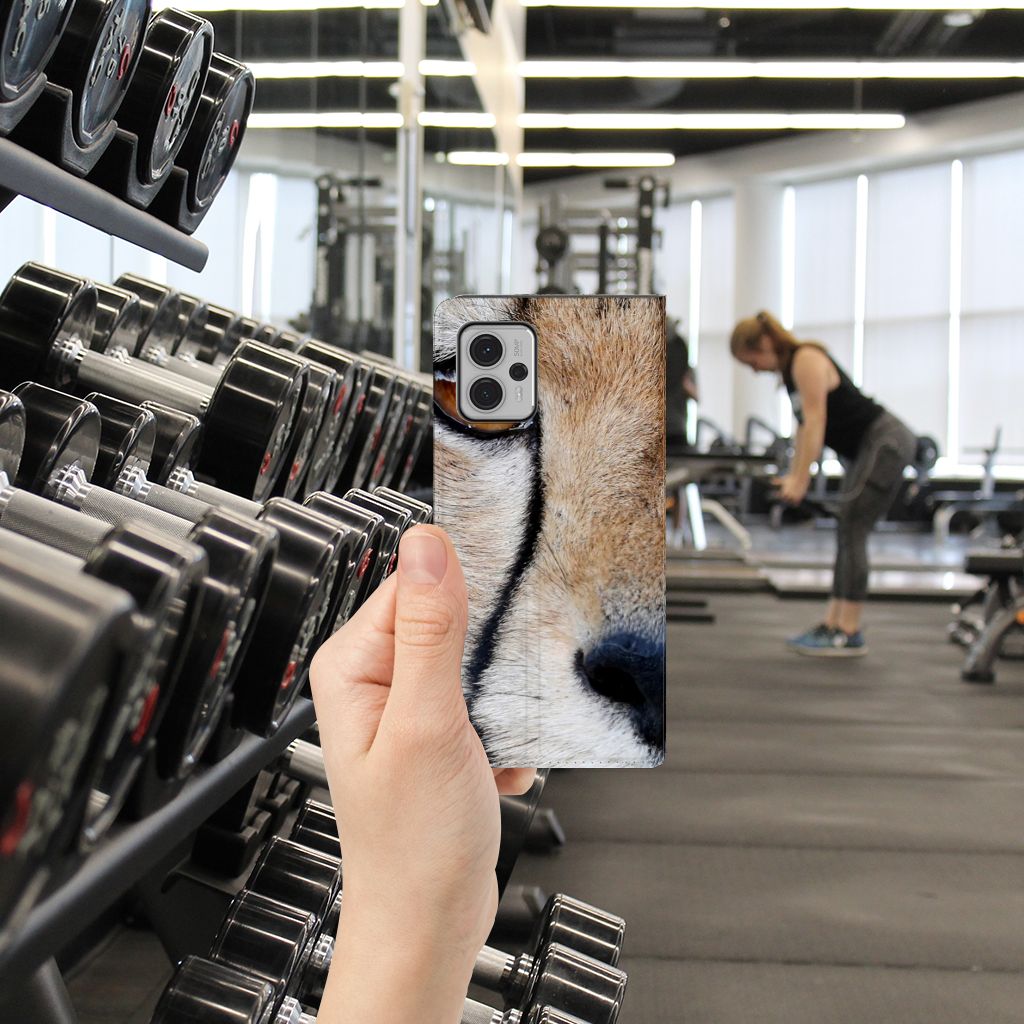 Motorola Moto G13 | G23 Hoesje maken Cheetah close-up in sportschool met halters op de achtergrond.